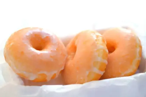 Tre glaserade munkar, perfekta för ett donuts recept.