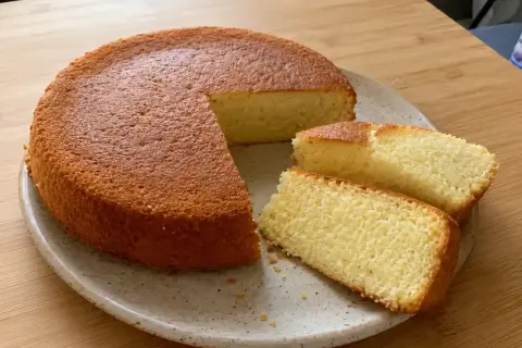 En gyllene sockerfri kaka med två skivor upplagda på en tallrik. Perfekt för en hälsosam fika.