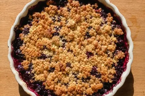 En härlig glutenfri smulpaj med blåbär, perfekt för fika.