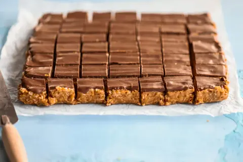 Chokladöverdragna bitar med krispigt innehåll, redo att avnjutas. Ett perfekt snickerskaka recept för fikat.