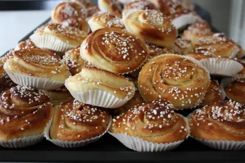 En hög med nybakade bullar med mandelmassa, toppade med pärlsocker. Perfekt för fikat!
