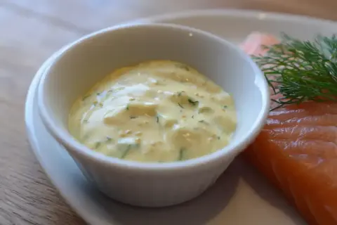 Krämig hjortronsås till lax, med dill och senapsfrön. En perfekt kombination för en lyxig måltid.