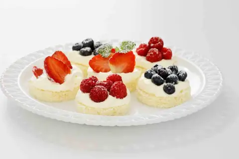 Små, enkla bakverk med grädde och färska bär som jordgubbar, hallon och blåbär. Perfekta för fika.