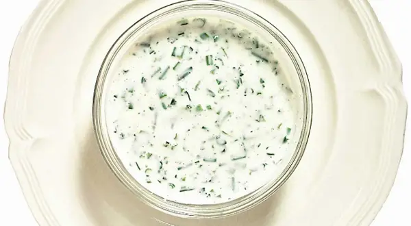 Kall sås till grillat, en krämig crème fraiche-baserad dressing med färska örter. Perfekt till sommarens alla grillkvällar.