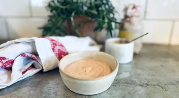 En skål med krämig Rhode Island dressing. Perfekt för salladen, som dipp eller som tillbehör till din favoritmat. Ett enkelt recept att prova!