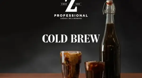 En flaska och två glas med iskaffe. Perfekt för ditt cold brew recept en varm sommardag.