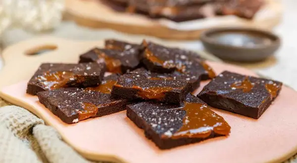Kladdkaka i långpanna, skuren i bitar med härlig kolasås och flingsalt. Perfekt för fikat!