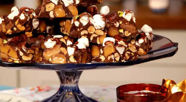 En hög med chokladbitar med nötter, karamell och marshmallows. En härlig rocky road-frestelse.