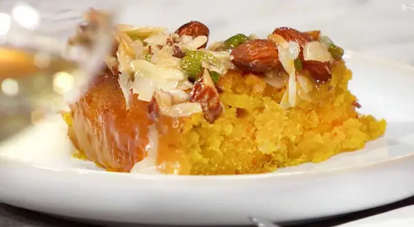 En saftig toscakaka med mandelmassa, toppad med nötter och kokosflingor. En härlig dessert som passar perfekt till fikat.