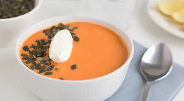 Krämig linssoppa med pumpafrön och en klick gräddfil. Ett enkelt och gott linssoppa recept.