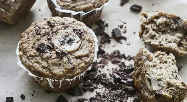 Saftiga bananmuffins med chokladbitar, perfekta för glutenfria kakor recept.