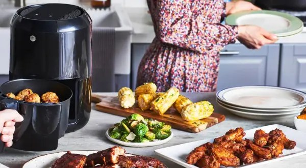 En airfryer med köttbullar, majskolvar, brysselkål och revbensspjäll. Perfekt för att grilla lamm och andra godsaker.