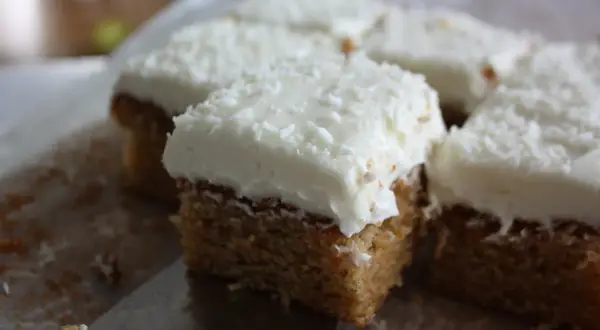 Färska bitar av morotskaka med krämig frosting och kokosflingor. En perfekt fika!