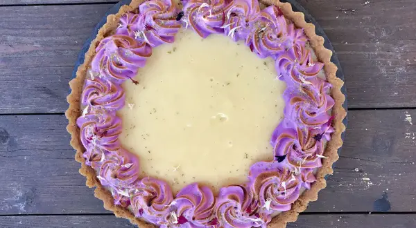 En vacker key lime pie med lila marängkant, perfekt för ett somrigt recept.