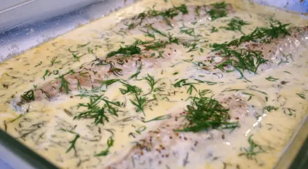 Ugnsbakad makrill i en krämig sås med dill och senapsfrön. En klassisk svensk rätt som doftar ljuvligt.