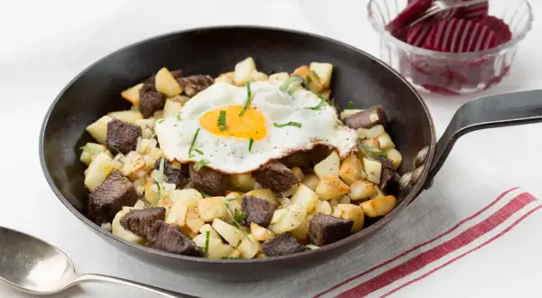 En klassisk pyttipanna med stekt ägg, potatis och kött. Ett enkelt och gott pyttipanna recept.