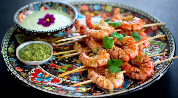Grillade scampispett med en krämig dipp och örtig sås. Ett perfekt scampi recept för sommaren!