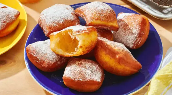 Färska, fluffiga beignets pudrade med florsocker. Ett perfekt beignets recept för hembakning.