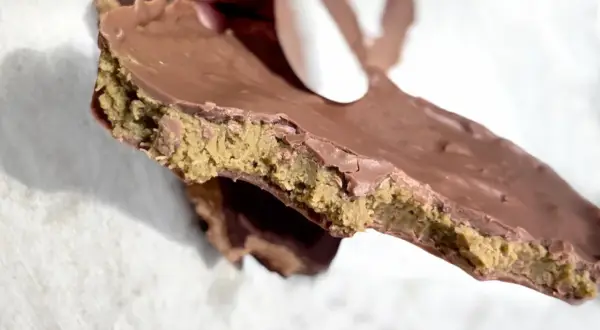 En bit chokladkaka med en krämig fyllning, perfekt för ett dubai choklad recept.