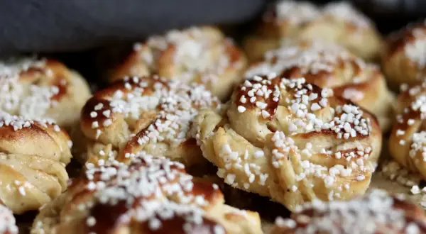 Nybakade vaniljbullar med pärlsocker, redo att avnjutas. Ett enkelt vaniljbullar recept för hembakning.