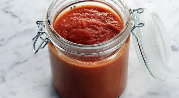 Hemlagad ketchup i en glasburk, redo att användas i ditt nästa ketchup recept.