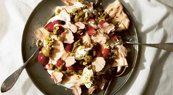 En härlig Eton Mess med jordgubbar, grädde, marängbitar och pistagenötter. Perfekt för en sommardessert.