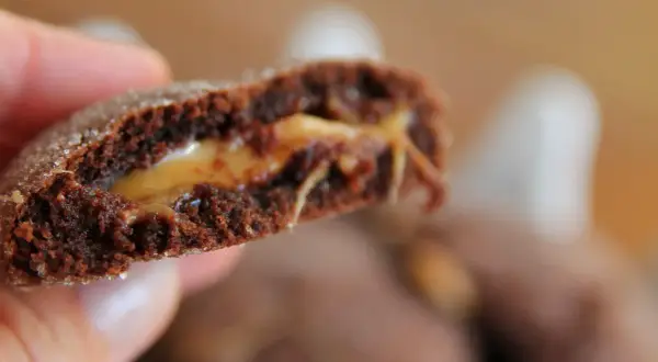 En chokladkaka med seg kola i mitten, perfekt för dig som söker ett gott dumlekakor recept.