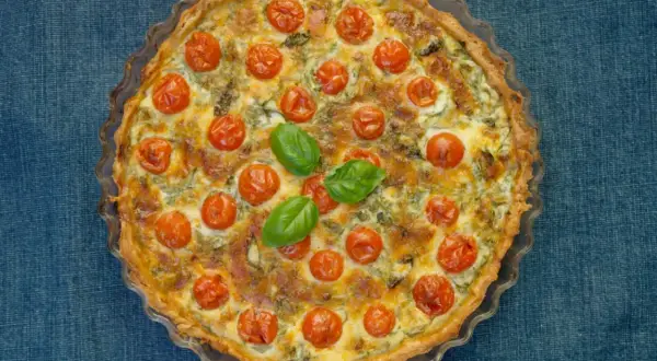 En gyllene matpaj med körsbärstomater och basilika, perfekt för ett somrigt matpaj recept.
