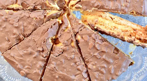 En saftig daimtårta, perfekt för fikat. Detta daimtårta recept är en favorit!