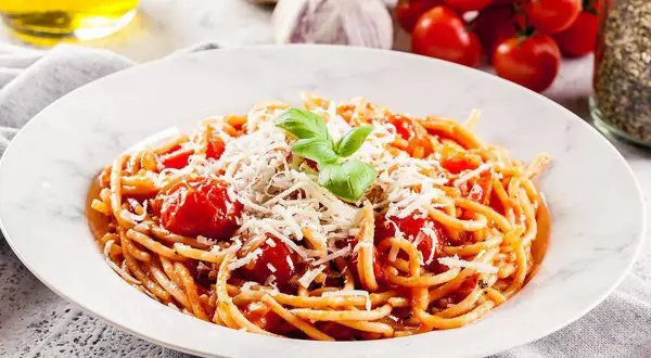 Enkel pastasås med spaghetti, körsbärstomater och riven ost. Enkelt och gott!