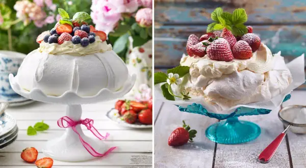 Två vackra pavlovakakor, toppade med grädde och färska bär. Ett perfekt pavlova recept för sommaren.