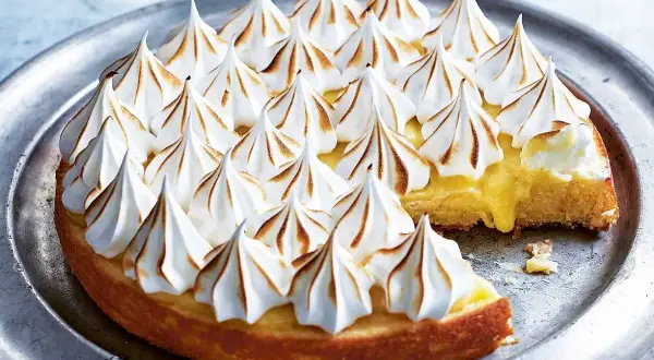 En härlig citronkladdkaka från Ica med fluffig maräng som fått gyllene toppar. Perfekt för fikat!