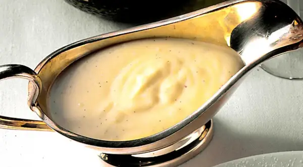 Krämig vaniljsås i silverkanna, perfekt för ditt vaniljsås recept. Smakrik och len.