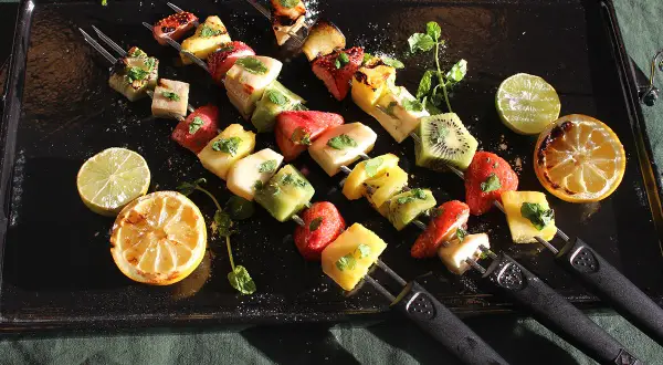 Fruktspett med jordgubbar, ananas, kiwi och banan. Perfekt för grillen!
