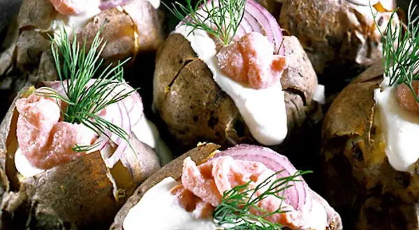 Bakad potatis med krämig fyllning, rödlök och dill. En härlig och enkel rätt.