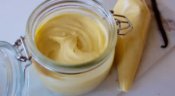 Krämig vaniljkräm, perfekt för bakning. Denna creme patissiere är redo att användas.