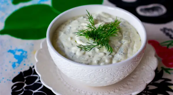 En skål med krämig skolans kalla fisksås, toppad med färsk dill. Perfekt till sommarmaten!