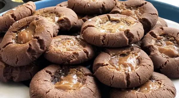 Chokladkakor med salt karamellfyllning, perfekt för fikat.