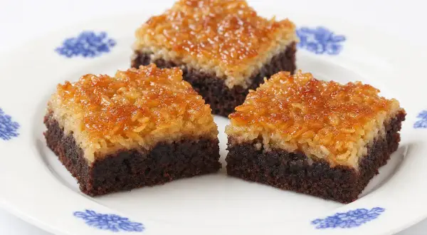 Tre bitar chokladkaka med kokostosca, perfekt att baka i långpanna.
