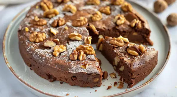 En saftig kladdkaka med valnötter, pudrad med florsocker. Perfekt för alla som älskar kladdkaka recept.
