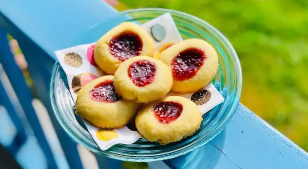 Fem syltkakor på en blå yta. Perfekt för fika, undrar vad man kan baka mer?
