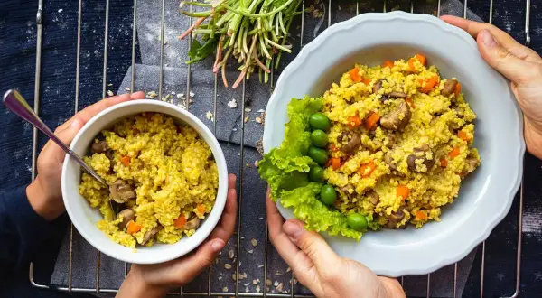 Två skålar med bulgur, morötter och svamp. Ett enkelt bulgur recept för en hälsosam måltid.