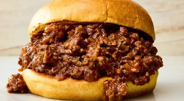 En saftig sloppy joe med köttfärs och en gyllene bulle.