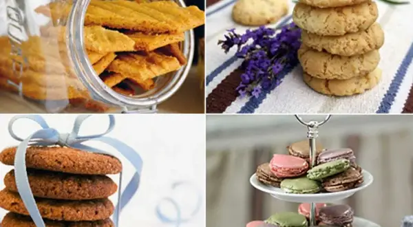 En burk med småkakor, en stapel kex med lavendel, en stapel chokladkakor med blått band och en tårtställning med macarons. Perfekt för småkakor recept!