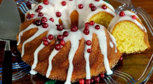En saftig sockerkaka med vit glasyr och röda lingon. Perfekt för fika, dessa mjuka kakor ser underbara ut.