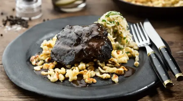 En mustig oxkind med en härlig sås, serverad med knödel och en krispig sallad. Ett perfekt oxkind recept för en fin middag.