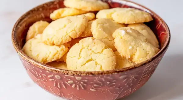 En skål fylld med hembakade hallongrottor. Perfekt för fika, här är ett enkelt hallongrottor recept.
