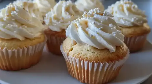 Fluffiga muffins med krämig hallon frosting och strössel. Perfekt för fikat!