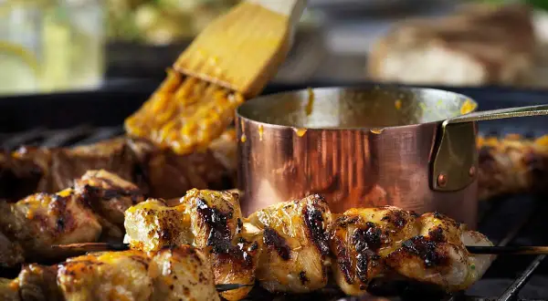 Grillspett med kyckling penslas med en gyllene glaze. Här är några grill tips för saftiga spett!