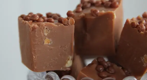 Chokladfudge med nötter och krispiga toppar, perfekt för ett enkelt fudge recept.
